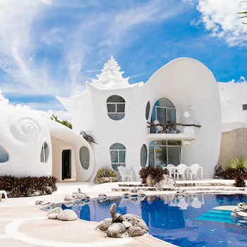 E-Comm: Airbnb Spring Break Stays & Experiences